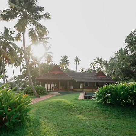 Vismaya Lake Heritage Turavur Exterior photo